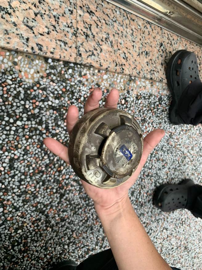 屋主事前安装「住宅用火灾警报器」发挥功效，于火灾第一时间警示，消防局119执勤人员透过线上指导受困民眾「避开浓烟，关门避难」，屋中5人全数获救平安无伤。(高雄市消防局提供／林雅惠传真)