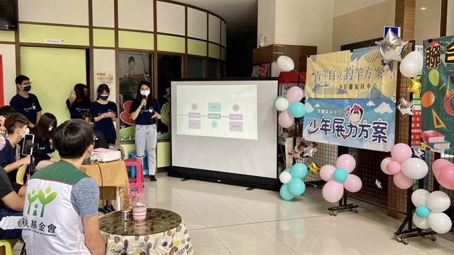 学员们今年发声主题为媒体识读，对于报导内容持客观角度、不受媒体风向影响，发表会上以专业简报，藉由新闻事件、科普小知识等分享及说明，展现团队思辨能力。（吴佩蓉摄）