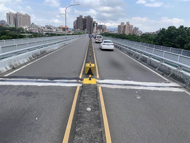 为改善新海大桥伸缩缝品质，市府将于7月5日夜间10时至翌日上午6时，封闭新庄往板桥方向车道施工。（新北工务局提供／李奇叡新北传真）