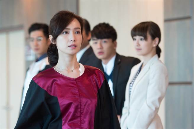 小薰飾演檢察官。（中視提供）