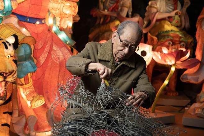 传统工艺匠师近年呈现断层化，为了培育相关人才，新北市文化局与国立台湾艺术大学合作，推出「文资开箱趣-传统工艺推广研习课程」，邀请「花灯工艺」保存者林健儿艺师以及「细木作」保存者李万财艺师开班授课。（文化局提供）