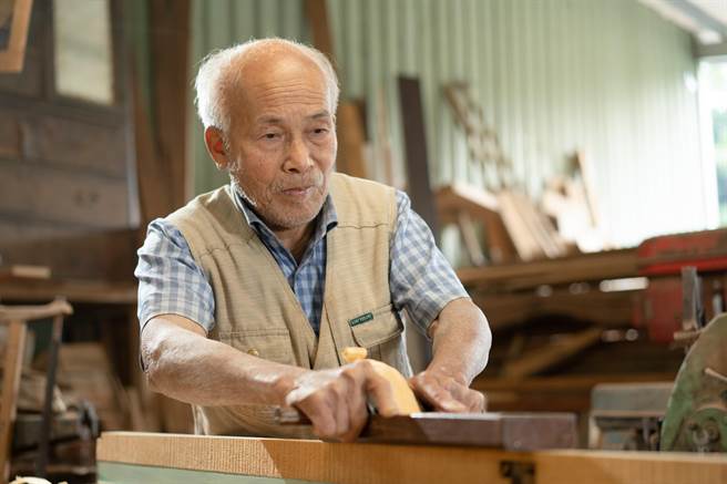 传统工艺匠师近年呈现断层化，为了培育相关人才，新北市文化局与国立台湾艺术大学合作，推出「文资开箱趣-传统工艺推广研习课程」，邀请「花灯工艺」保存者林健儿艺师以及「细木作」保存者李万财艺师开班授课。（文化局提供）