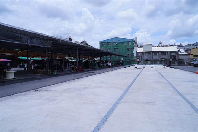 位在彰化员林的「大圆林传统市场」，去年11月盛大开幕，当时以拥有将近48个摊位，并附设200汽机车停车位，成为全员林最大民营市场。(吴建辉摄)