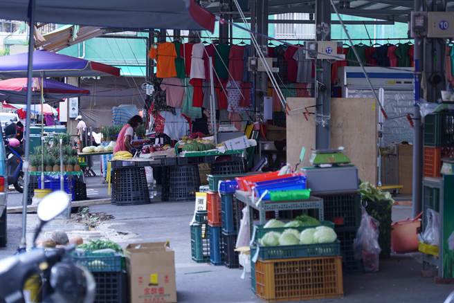 负责统筹的侯姓管理员驳斥，只要是因为受到疫情影响，市场摊位数确实锐减一半，夜市的部分全盛时期200摊左右，现在剩下不到一半，还越来越少，就算已经调降租金，还是檔不住疫情衝击。(吴建辉摄)