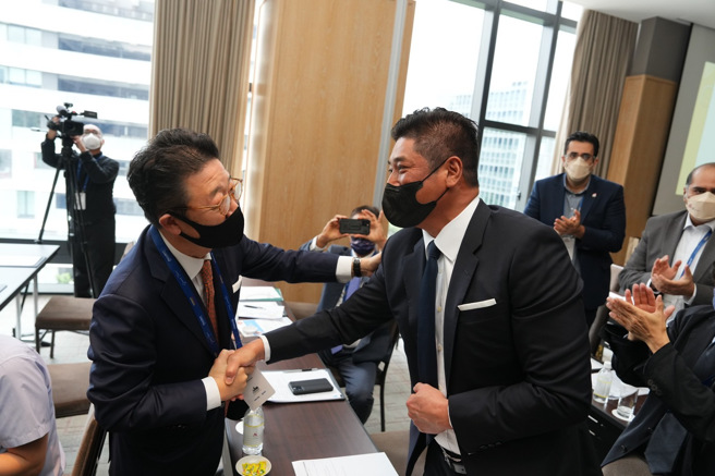 中华棒协理事长辜仲谅当选亚洲棒球总会会长。图为，辜仲谅（右）与亚洲会员国代表握手致意。（中华民国棒球协会提供）