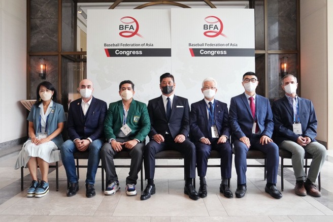 中华棒协理事长辜仲谅（中）当选亚洲棒球总会会长，与副会长及执委们合影。（中华民国棒球协会提供）