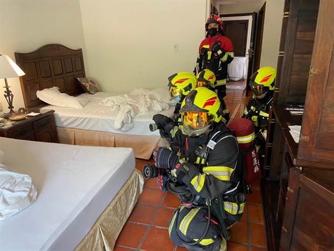 花莲县消防局赶在暑期国旅復甦前，办理旅宿及景点消防抢救模拟训练，盼能在灾害来临之际，有效控制火势并疏散人员，保障旅客生命财产安全。（花莲县消防局提供／罗亦晽花莲传真）