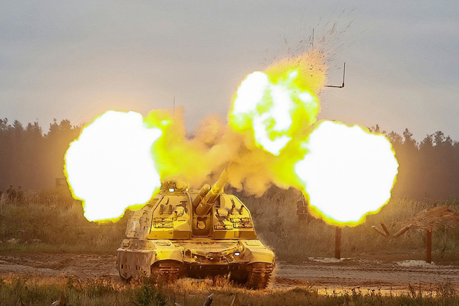 栗正傑預言，俄羅斯在攻佔利西昌斯克後將進攻尼古拉耶夫與敖德薩兩城，徹底封鎖烏克蘭海岸線，圖為俄軍2S19自走砲開火射擊。（示意圖／俄羅斯國防部臉書）