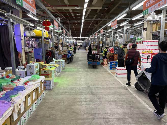 摊商刘炎坤质疑，北农收回摊位等同受疫情影响较少者继续经营，受疫情影响较多者没收摊位，被迫赶出市场，成为「失业人口」。（业者提供／张芷瑜台北传真）