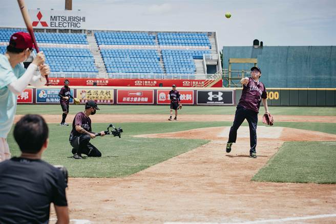桃园市长郑文灿3日邀请日本台湾交流协会台北事务所代表泉裕泰等人参加台日垒球友谊赛「台日友谊 野球之魂」。(市府提供／蔡依珍桃园传真)