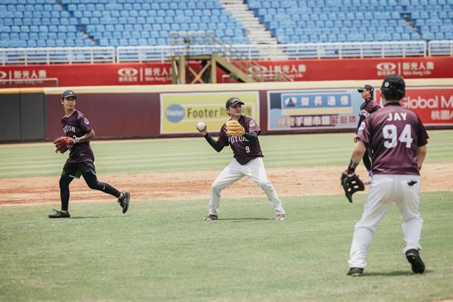 桃园市长郑文灿3日邀请日本台湾交流协会台北事务所代表泉裕泰等人参加台日垒球友谊赛「台日友谊 野球之魂」。(市府提供／蔡依珍桃园传真)