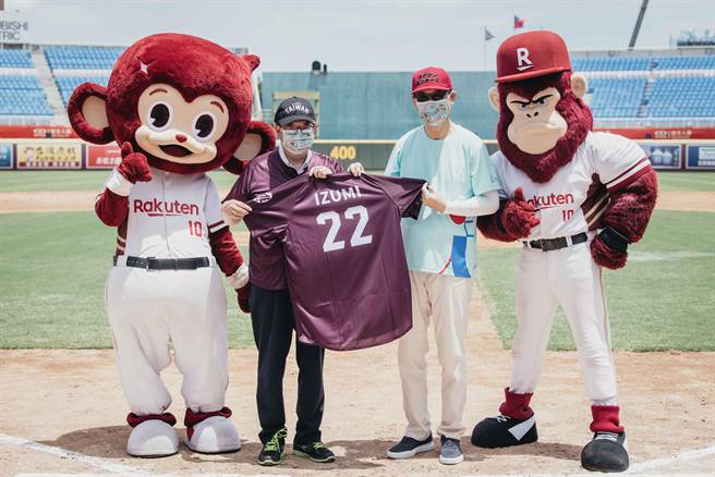 桃园市长郑文灿3日邀请日本台湾交流协会台北事务所代表泉裕泰等人参加台日垒球友谊赛「台日友谊 野球之魂」。(市府提供／蔡依珍桃园传真)