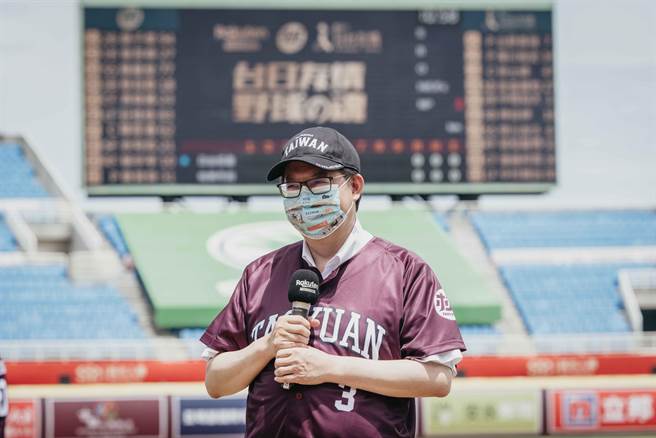 桃园市长郑文灿3日邀请日本台湾交流协会台北事务所代表泉裕泰等人参加台日垒球友谊赛「台日友谊 野球之魂」。(市府提供／蔡依珍桃园传真)