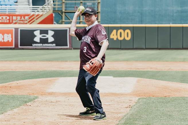 桃园市长郑文灿3日邀请日本台湾交流协会台北事务所代表泉裕泰等人参加台日垒球友谊赛「台日友谊 野球之魂」。(市府提供／蔡依珍桃园传真)