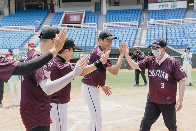 桃园市长郑文灿3日邀请日本台湾交流协会台北事务所代表泉裕泰等人参加台日垒球友谊赛「台日友谊 野球之魂」。(市府提供／蔡依珍桃园传真)