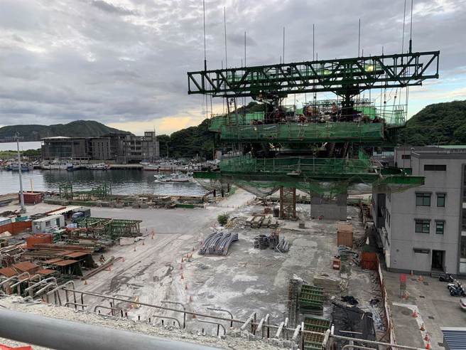 重建中的南方澳大桥。（资料照片/林缙明摄）