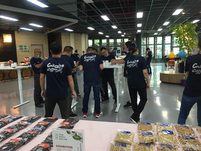 云林县国产精品咖啡生豆评鑑由3名专业烘豆师及12名具公信力的感官评审组成。（周丽兰摄）