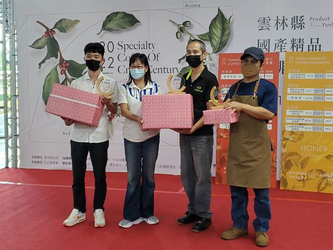 今年勇夺云林生豆评鑑特等奖得主为果语工坊、力冠生技公司、赖林芙蓉。（周丽兰摄）