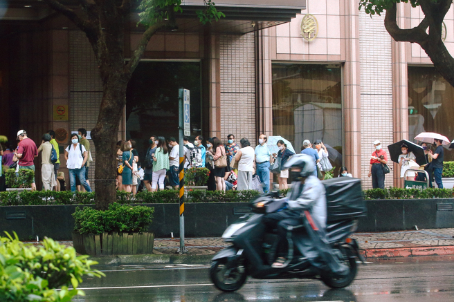 受對流雲系影響，今（3日）各地易有短延時強降雨。（圖／鄧博仁攝）
