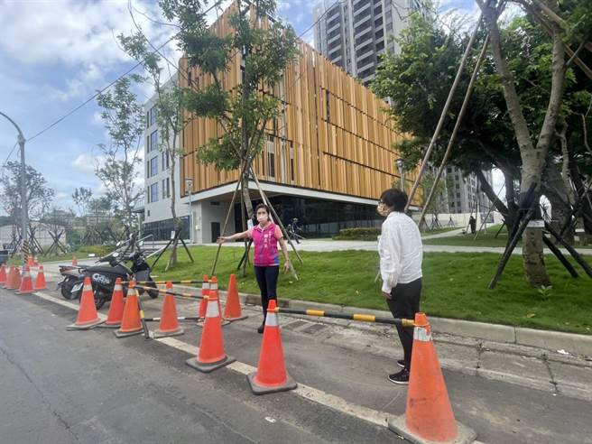 桃园市议员谢美英（左）要求，中坜1号社宅旁龙东路445巷路面标线若要更动，应与居民充分沟通。（吕筱蝉摄）	