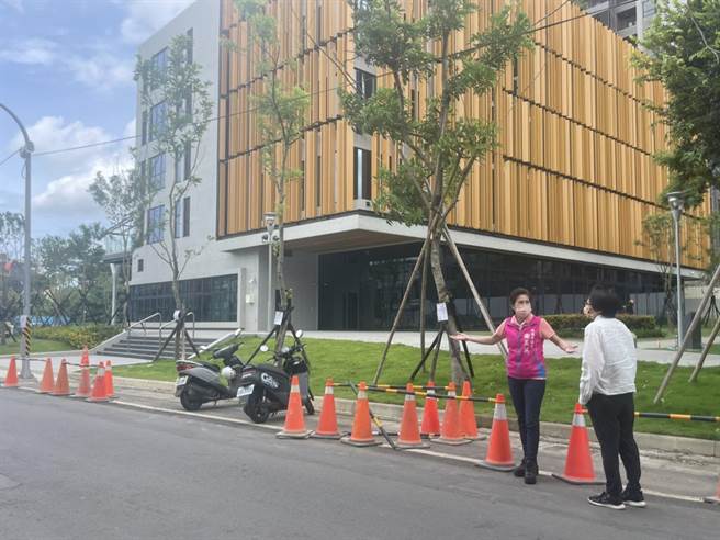 桃园市议员谢美英（左）要求，中坜1号社宅旁龙东路445巷路面标线若要更动，应与居民充分沟通。（吕筱蝉摄）