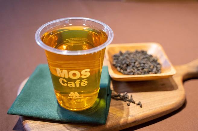 摩斯汉堡推出「台东红乌龙茶」，购买有机会参加抽奖赴台东玩。（摩斯汉堡提供）