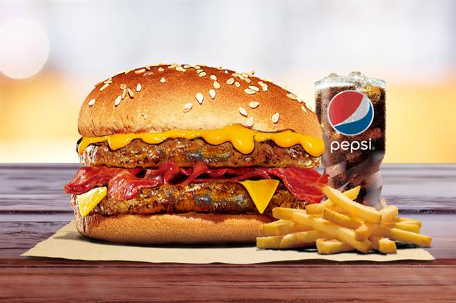 汉堡王祭出各式组合、点心优惠，「个人超省餐」黄金起士双猪培根堡加小薯、小可，特价119元。（汉堡王提供）