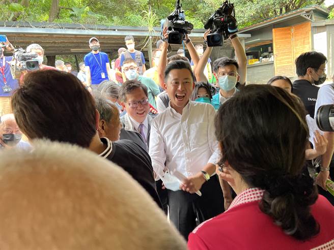 林智坚陷论文抄袭风波。图为他先前到桃园参加林姓宗亲总会相关活动，场面热闹。(本报资料照)