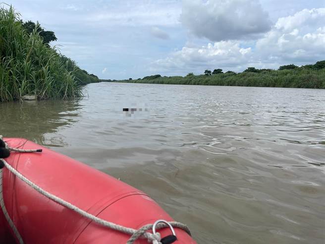 今消防局再以橡皮艇及空拍机在八掌溪中下游扩大搜寻，下午3点28分在八掌溪官顺段寻获移工遗体。（嘉义县消防局提供∕吕妍庭嘉义传真）