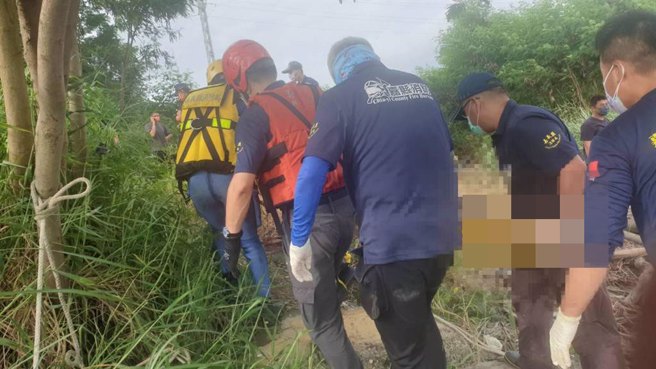 经过24小时后，搜救人员今下午3点半左右发现落水移工遗体。（嘉义县消防局提供∕吕妍庭嘉义传真）