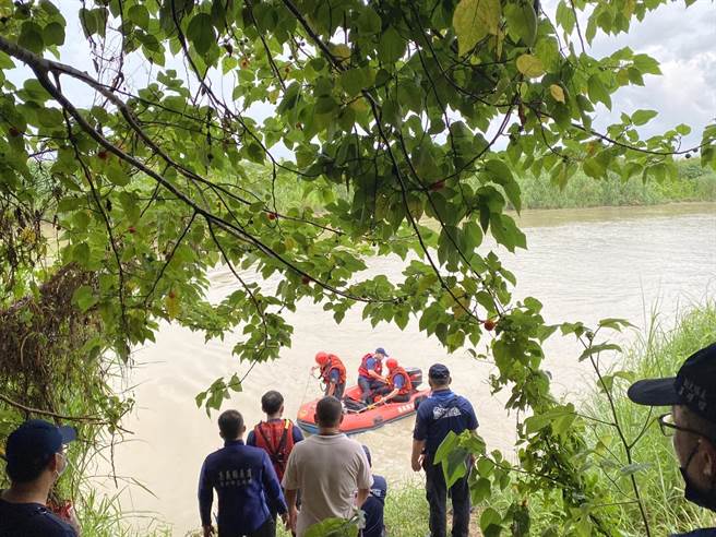 今消防局再以橡皮艇及空拍机在八掌溪中下游扩大搜寻，下午3点28分在八掌溪官顺段寻获移工遗体。（嘉义县消防局提供∕吕妍庭嘉义传真）