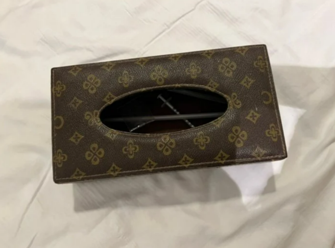 高雄1對情侶日前到鳳山火車站附近旅店休息，在使用衛生紙時發現紙盒底部竟有1支使用過的針筒，旁邊還有小夾鏈袋和吸管，疑似上名住客吸毒。（翻攝自Dcard）