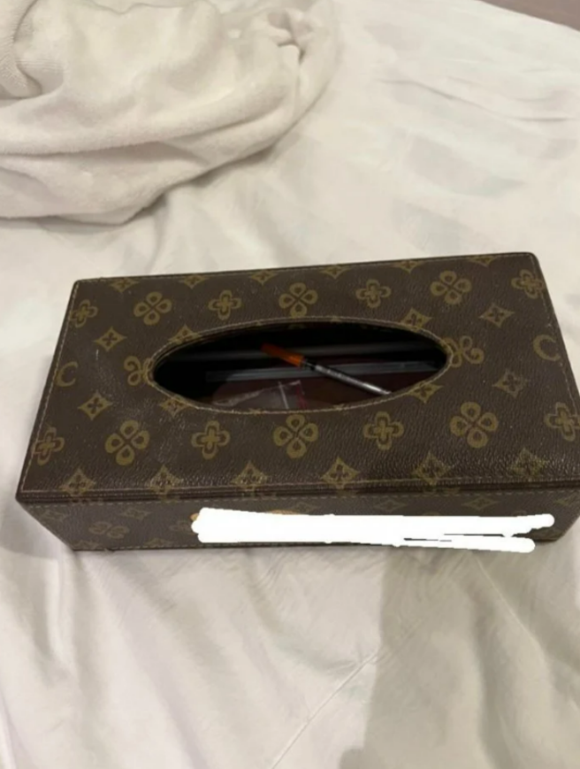 高雄1對情侶日前到鳳山火車站附近旅店休息，在使用衛生紙時發現紙盒底部竟有1支使用過的針筒，旁邊還有小夾鏈袋和吸管，疑似上名住客吸毒。（翻攝自Dcard）