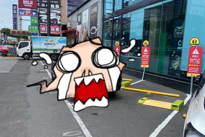 有网友发现彰化1处全联停车场，1辆BMW轿车在斜放的停车格中「打横停入」，疑似也为了逃避收费，网友怒呛「买得起双B车，付不起停车费？」（翻摄自脸书「爆料公社二社」）