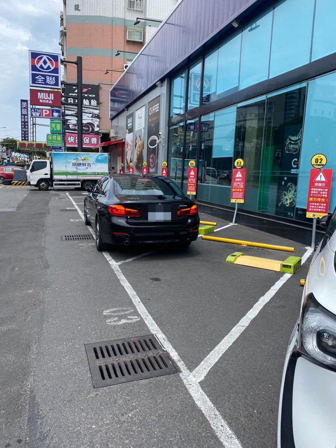 有网友发现彰化1处全联停车场，1辆BMW轿车在斜放的停车格中「打横停入」，疑似也为了逃避收费，网友怒呛「买得起双B车，付不起停车费？」（翻摄自脸书「爆料公社二社」）