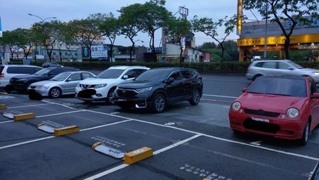 先前才爆出彰化当地连锁药妆店宝雅前，许多消费者将车停在「停车场格」外，导致一整排停车格空荡荡，但停车格前却「汽车停满满」。（图／翻摄脸书《彰化人大小事》）