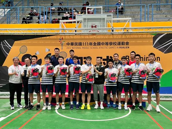 全国中等学校运动会羽球竞赛高中男生团体组，南投县代表队竹山高中获得亚军。（南投县政府提供）