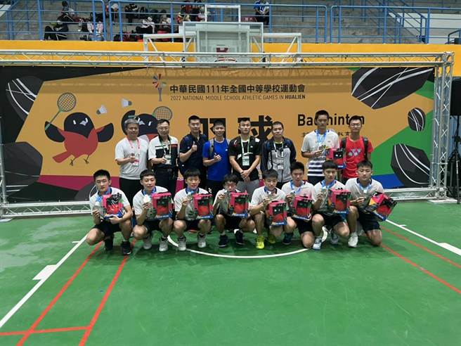 全国中等学校运动会羽球竞赛高中男生团体组，南投县代表队竹山高中获得亚军。（南投县政府提供）