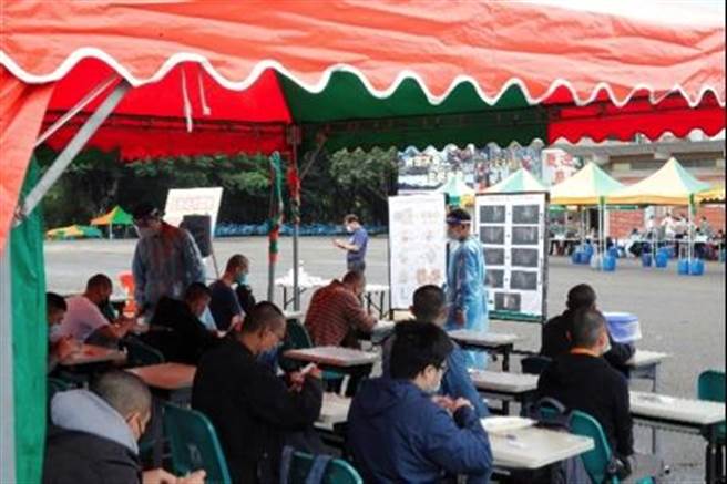 新訓替代役男開訓前進行快篩。（役政署提供／張亦惠台中傳真）