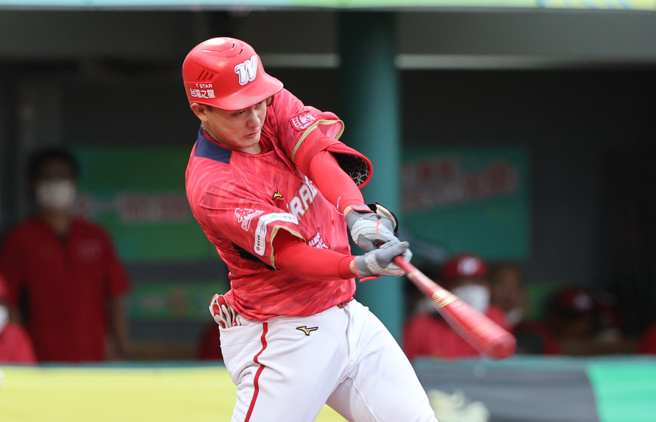 味全龙刘基鸿敲出本季第5轰。（味全龙提供）