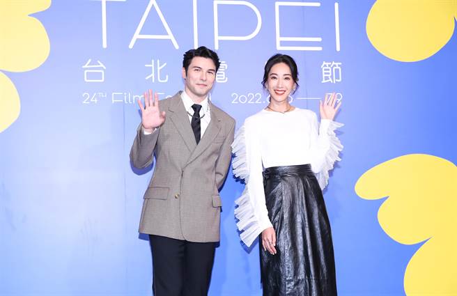 凤小岳（左）跟隋棠搭檔演出甜蜜情侣。（陈俊吉摄）