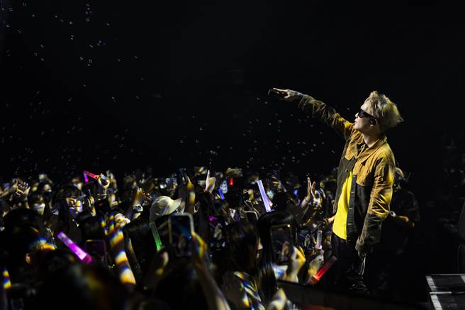 萧秉治昨演唱多首经典曲，台下歌迷一同大合唱。（相信音乐提供）