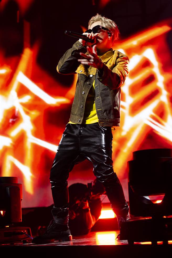 萧秉治昨在舞台上散发超强个人魅力。（相信音乐提供）