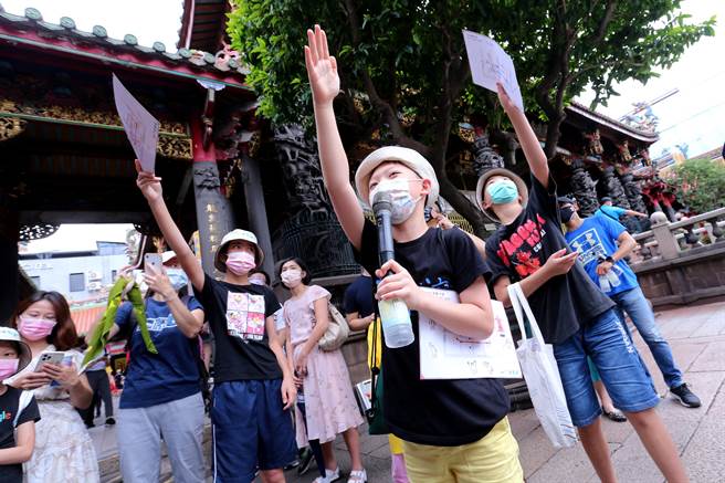 「艋舺小小导览员」在经过4堂课程培训后，3日在万华龙山寺庙埕结训授证，典礼结束后也立刻带领群眾进行导览，展现课程训练成果。小小导览员们介绍庙宇的鱼龙雕刻，向民眾说这就是跟宝可梦的角色鱼龙一模一样，童言童语惹得在场民眾哈哈大笑。（黄世麒摄）