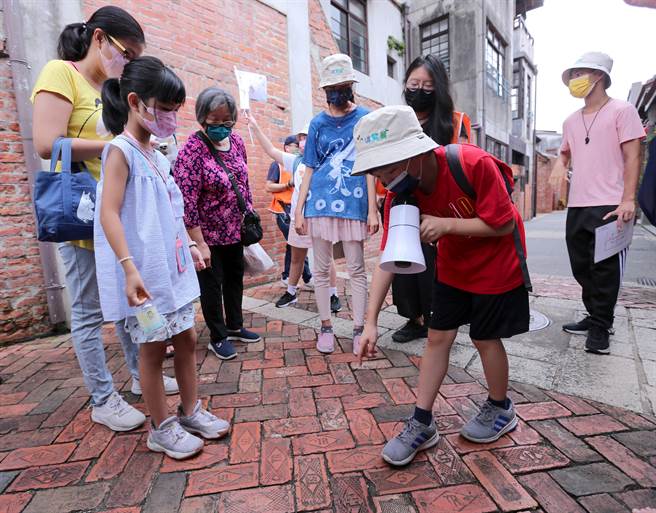「艋舺小小导览员」授证典礼结束后立刻带领群眾前往剥皮寮导览，介绍红砖的歷史脉络及特色，展现课程训练成果。（黄世麒摄）