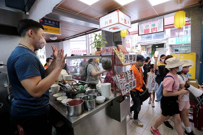 「艋舺小小导览员」经过4堂课程培训后，3日在万华龙山寺庙埕结训授证，戴上专属导览帽，正式成为文史导览的新血。（黄世麒摄）
