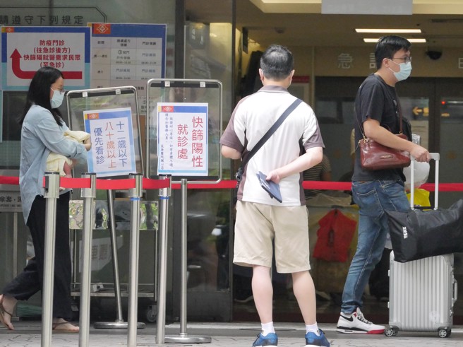 醫師陳欣湄指出，4大族群重複感染的機會比一般人高。圖為民眾前往醫院的防疫急門診看診。（圖／陳俊吉攝）