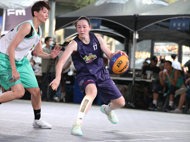 3X3.EXE PREMIER CHINESE TAIPEI北区第二回合单站女子组冠军赛MVP黄铃娟（右）。（大会提供）