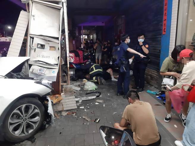 警消到场协助伤患送医。（消防局提供）