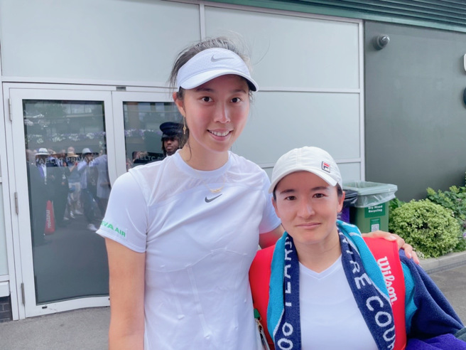 詹皓晴（左）与日本青山修子合作的女双，晋级到温布顿8强。（刘雪贞提供）